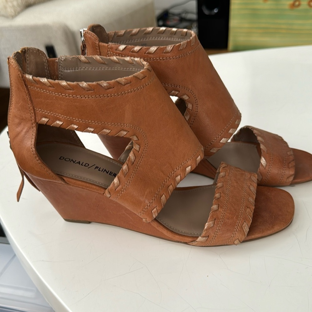 NWOT Donald Pliner Brown leather sandal